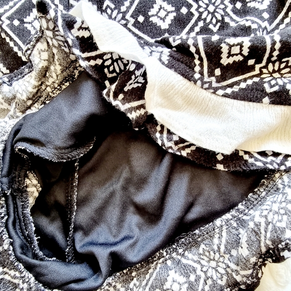 Black + white Y2k low sitting summer beach shorts with frill edges fits AU 4-10 - Picture 6 of 7